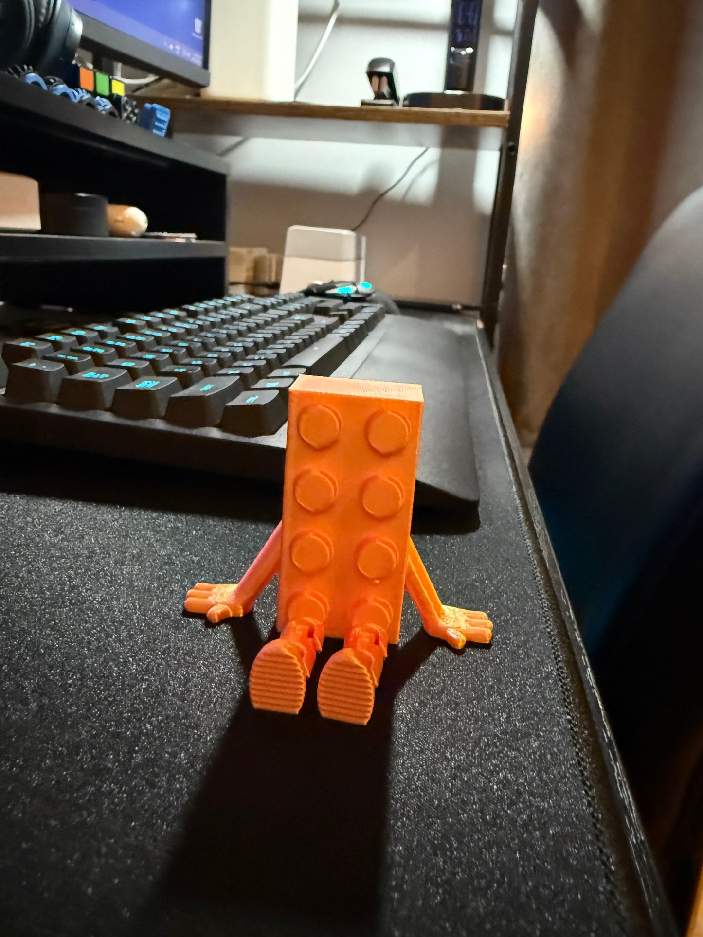 Articulated Brick Buddy - Compagnon de bureau articulé imprimé en 3D