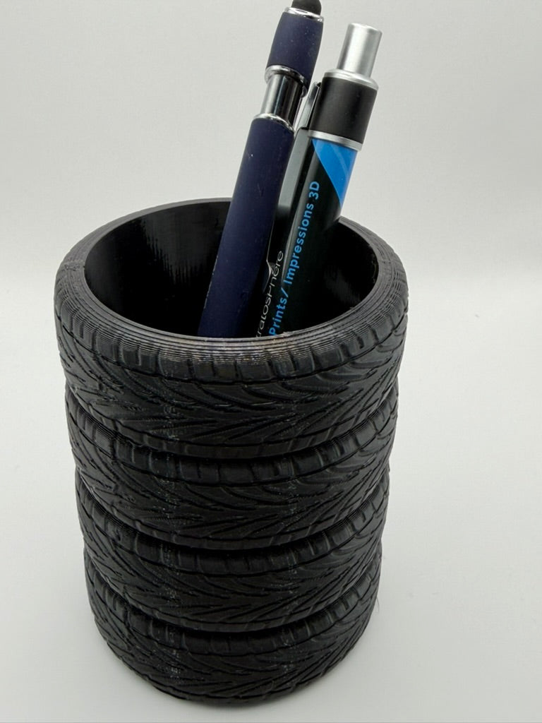 Pot à crayons en forme de pile de pneus - Organisateur de bureau industriel, cadeau écologique pour les passionnés d'automobile