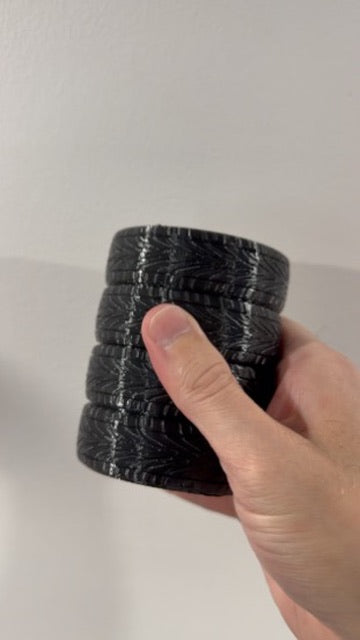 Pot à crayons en forme de pile de pneus - Organisateur de bureau industriel, cadeau écologique pour les passionnés d'automobile