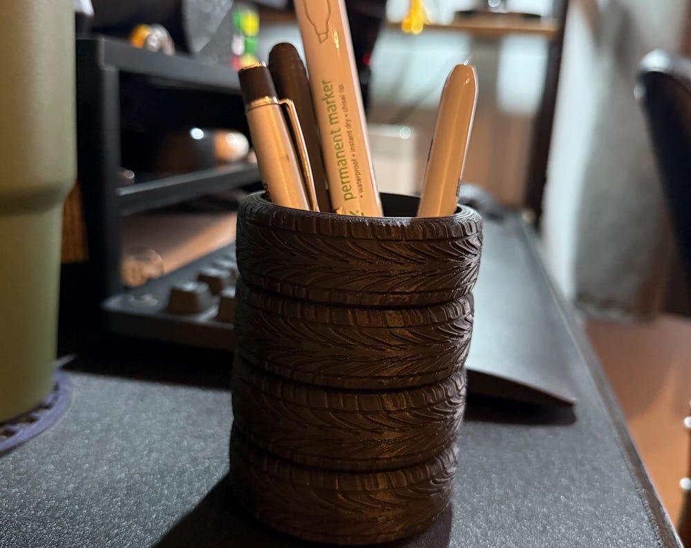 Pot à crayons en forme de pile de pneus - Organisateur de bureau industriel, cadeau écologique pour les passionnés d'automobile